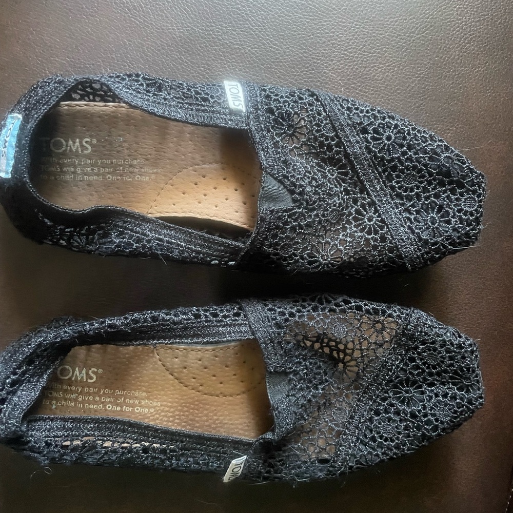 TOMS Women's Black Floral Lace Flats